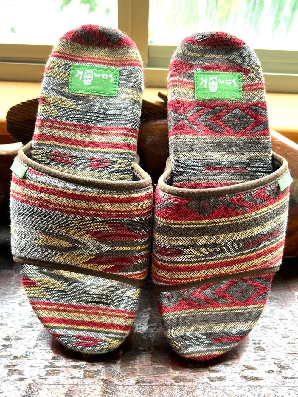 Sanuk Furreal Slide Black Brown Red Navajo Sandals Southwest Slip On
Aztec Shoes